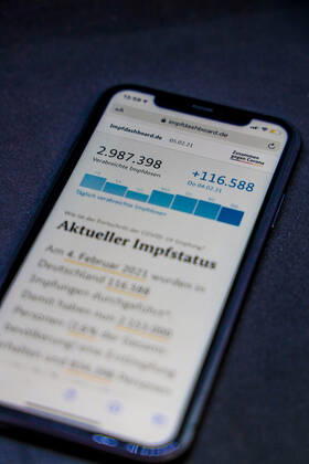 Impfdashboard des Bundesministerium für Gesundheit - Aktueller Impfstatus DEU, Deutschland, Berlin, 05.02.2021: Impfdashboard.de Stand: 05. Februar 2021, 11:15 Uhr, angezeigt auf einem iPhone. Fortschritt der COVIDâ -â 19â -â Impfung.