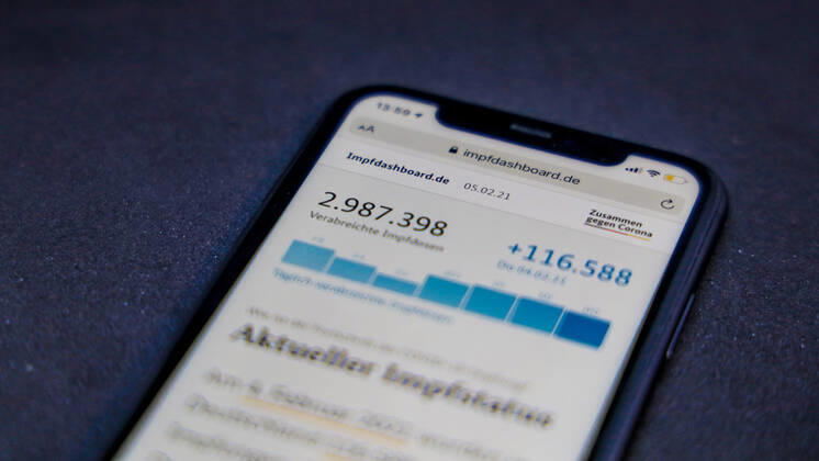 Impfdashboard des Bundesministerium für Gesundheit - Aktueller Impfstatus DEU, Deutschland, Berlin, 05.02.2021: Impfdashboard.de Stand: 05. Februar 2021, 11:15 Uhr, angezeigt auf einem iPhone. Fortschritt der COVIDâ -â 19â -â Impfung.