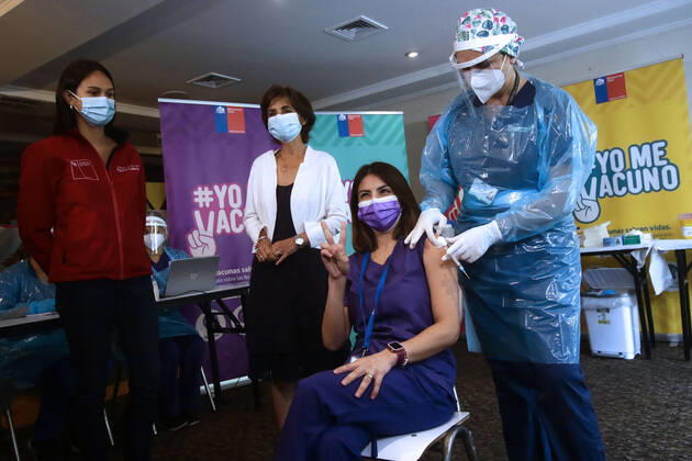 Santiago, February 5, 2021 The undersecretary of Public Health, Paula Daza, the seremi of Health RM, Paula Labra and the director of health of Providencia, Sonia Moreno, initiate vaccination process against COVID 19 to officials of Health Residences Javier Salvo Aton Chile, Santiago Chile Aton Chile 486158 Copyright: JAVIERxSALVO ATONxCHILE