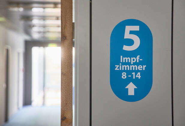 Hinweis-Schild zu den Impfzimmern im Impfzentrum; Bayerisches Impfzentrum Augsburg, Presseführung; Bayerisches Impfzentrum Augsburg, Presseführung;