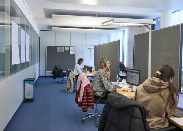 Blick in das Call-Center im Impfzentrum; Bayerisches Impfzentrum Augsburg, Presseführung; Bayerisches Impfzentrum Augsburg, Presseführung;