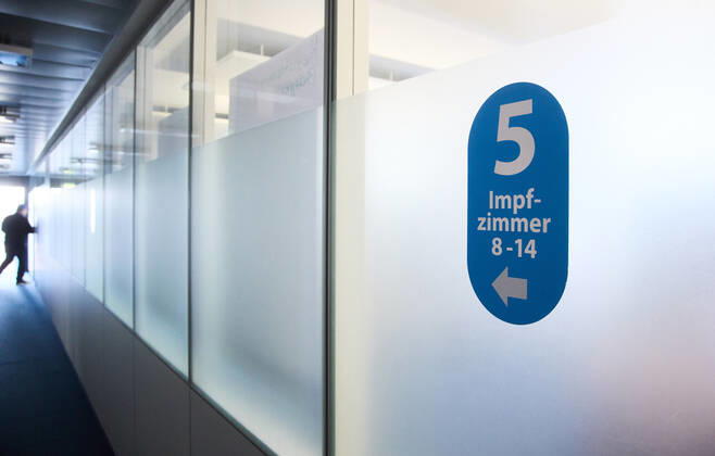 Hinweis-Schild zu den Impfzimmern im Impfzentrum; Bayerisches Impfzentrum Augsburg, Presseführung; Bayerisches Impfzentrum Augsburg, Presseführung;