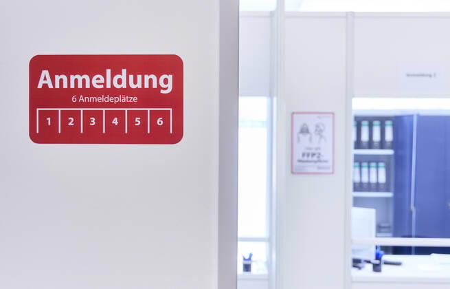 Hinweis-Schild zur Anmeldung im Impfzentrum; Bayerisches Impfzentrum Augsburg, Presseführung; Bayerisches Impfzentrum Augsburg, Presseführung;