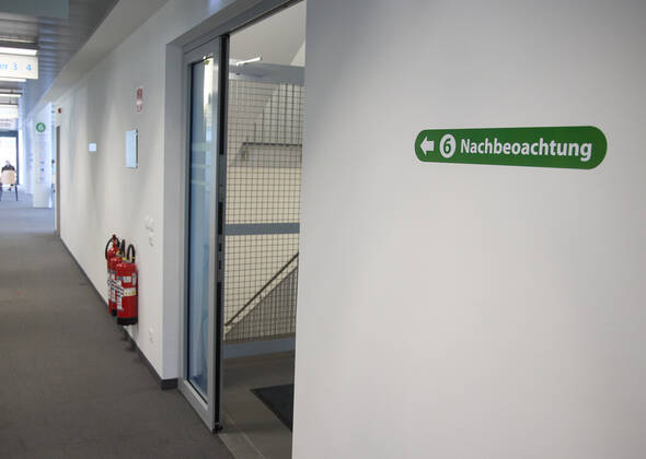Hinweis-Schild zur Nachbeobachtung incl. Druckfehler; Bayerisches Impfzentrum Augsburg, Presseführung; Bayerisches Impfzentrum Augsburg, Presseführung;