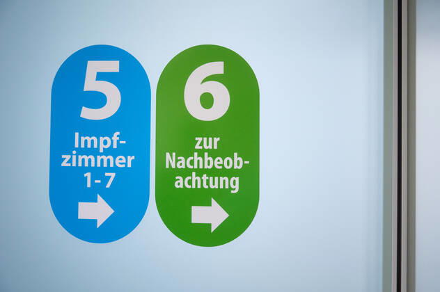 Hinweisschilder zu den Impfzimmern und zur Nachbeobachtung; Bayerisches Impfzentrum Augsburg, Presseführung; Bayerisches Impfzentrum Augsburg, Presseführung;