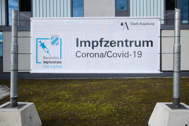 Schuld, Transparent vor dem Impfzentum; Bayerisches Impfzentrum Augsburg, Presseführung; Bayerisches Impfzentrum Augsburg, Presseführung;