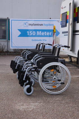 Rollstühle stehen bereit am PArkplatz vor dem Impfzentrum für gebrechliche Personen; Bayerisches Impfzentrum Augsburg, Presseführung; Bayerisches Impfzentrum Augsburg, Presseführung;