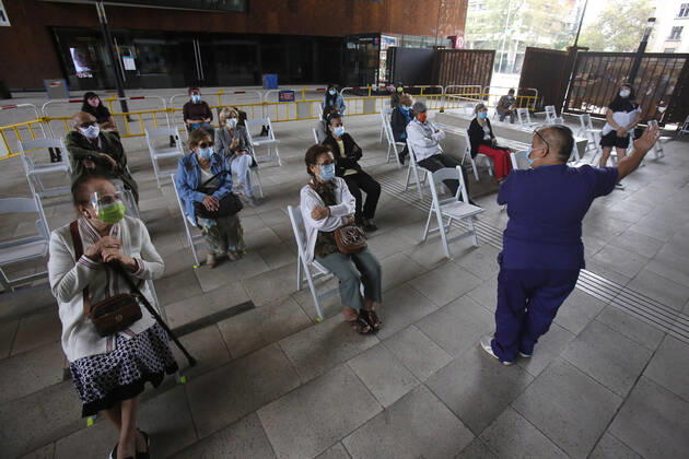 Santiago, 5 February 2021 Third day of vaccination at the Centro Gabriela Mistral GAM against covid 19 for older adults between 85 and 86 years old Jonnathan Oyarzun Aton Chile, Santiago Chile Aton Chile Aton 486192  Copyright: JONNATHANxOYARZUN ATONxCHILE
