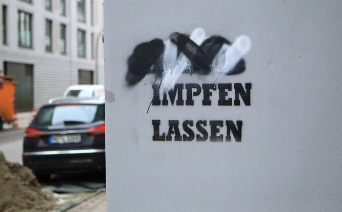 News Themen der Woche KW05 An eine Hauswand ist die Forderung Impfen lassen gesprüht. Winterhude Hamburg