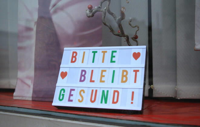 Im Schaufenster eines während des Lockdowns geschlossenen Friseursalons steht ein Schild mit der Aufschrift Bitte bleibt gesund. Winterhude Hamburg
