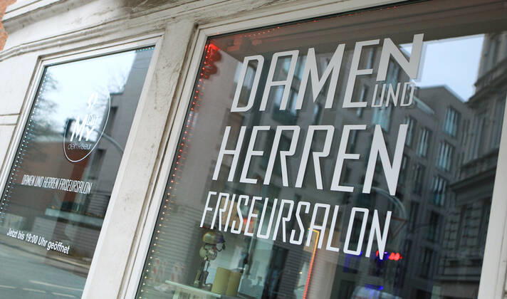 Ein während des Lockdowns geschlossener Friseursalon in Hamburg-Winterhude. Winterhude Hamburg