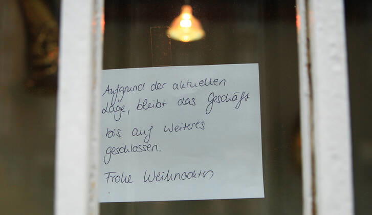 An der Scheibe eines Geschäfts klebt Anfang Februar 2021 ein Zettel, der die Kunden darauf hinweist, dass der Laden wegen des Lockdowns geschlossen bleiben muss. Es wurde bereits Mitte Dezember 2020 angebracht. Winterhude Hamburg