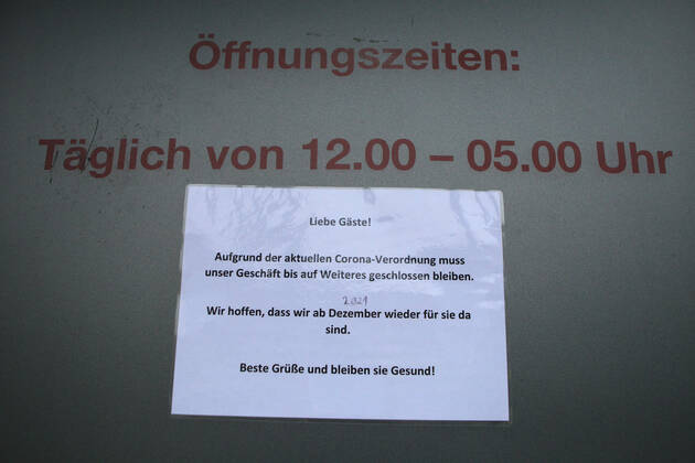 An der Scheibe einer Spielhalle klebt Anfang Februar 2021 ein Zettel, der die Kunden darauf hinweist, dass der Laden wegen des Lockdowns geschlossen bleiben muss. Er wurde bereits Mitte Dezember 2020 angebracht. Winterhude Hamburg