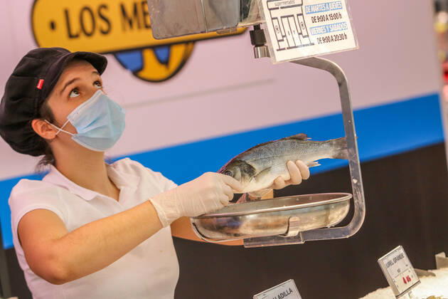 February 5, 2021: 5 February 2021 (Torremolinos ,Malaga) Supermarkets in the province maintain their normal business hours as they are an essential activity. All employees are protected from mask and gloves as a measure anti Covid 19 or coronavirus, and customers as a minimum also the mask is mandatory. The photos correspond to the company Maskom Supermarkets. - ZUMAc161 20210205_zap_c161_026 Copyright: xLorenzoxCarnerox