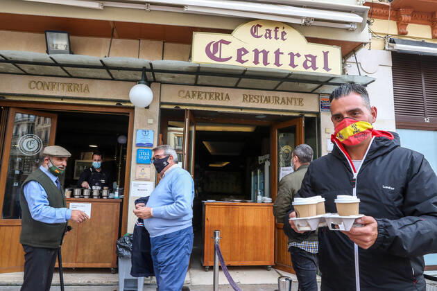 February 5, 2021: 5 February 2021 (Malaga) the take-away service is the only option for restaurants and cafes for the closure of non-essential shops in Andalucia by coronavirus - ZUMAc161 20210205_zap_c161_041 Copyright: xLorenzoxCarnerox