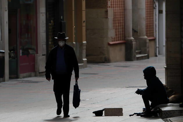 February 5, 2021: February 5, 2021 (Malaga) Homeless people, homeless without economic resources are looking for the life of to get money because of the economic crisis of Covid 19 or coronavirus - ZUMAc161 20210205_zap_c161_046 Copyright: xLorenzoxCarnerox