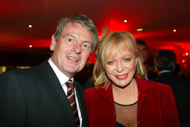 Goldenes Lenkrad Copyright: IMAGO. Herrmann : Thema: Verleihung des Goldenen Lenkrades 2002 mit : Klaus und Evelyn Bresser Copyright: xEventpressxHerrmannx