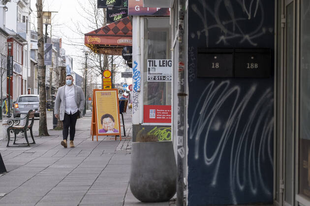 Obwohl das Tragen von Masken auf den Straßen in Island icht vorgeschriben ist, tragen die meisten Fußgänger Masken zum Schutz vor der Ansteckung mit dem Corona-Virus. Die aktuelle 14-Tage-Inzidenz liegt in Island bei 3,8. Although it is not mandatory to wear masks on the streets in Iceland, most pedestrians wear masks to protect themselves from contracting the Corona virus. The current 14-day incidence in Iceland is 3.8. Masken im Alltag
