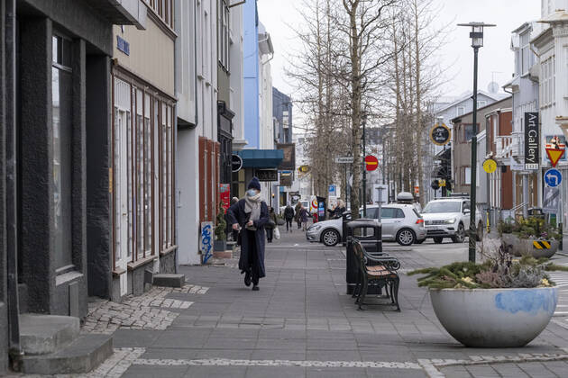 Obwohl das Tragen von Masken auf den Straßen in Island icht vorgeschriben ist, tragen die meisten Fußgänger Masken zum Schutz vor der Ansteckung mit dem Corona-Virus. Die aktuelle 14-Tage-Inzidenz liegt in Island bei 3,8. Although it is not mandatory to wear masks on the streets in Iceland, most pedestrians wear masks to protect themselves from contracting the Corona virus. The current 14-day incidence in Iceland is 3.8. Masken im Alltag