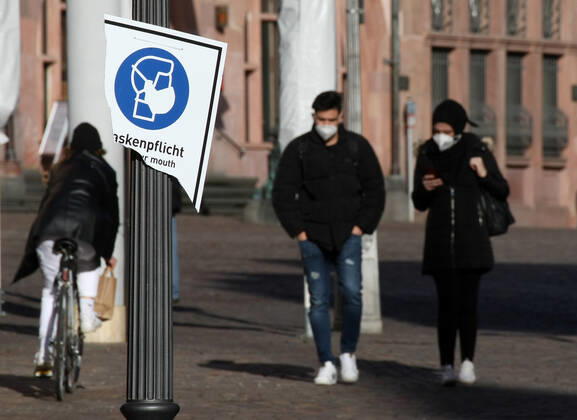 Maskenpflicht , People wear Safety Mask FFP2 in the City Center during the Hard Lockdown of the Covid 19 Coronavirus Pandemie in Frankfurt am Main , Hessen , Deutschland . February 05 , 2021.