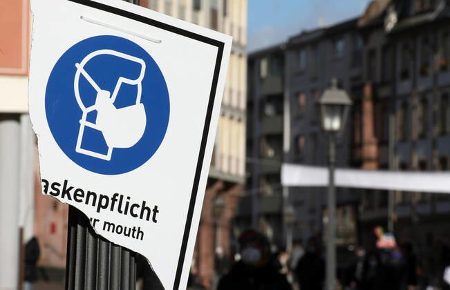 Maskenpflicht , People wear Safety Mask FFP2 in the City Center during the Hard Lockdown of the Covid 19 Coronavirus Pandemie in Frankfurt am Main , Hessen , Deutschland . February 05 , 2021.