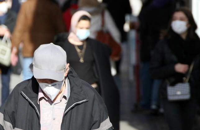 Maskenpflicht , People wear Safety Mask FFP2 in the City Center during the Hard Lockdown of the Covid 19 Coronavirus Pandemie in Frankfurt am Main , Hessen , Deutschland . February 05 , 2021.