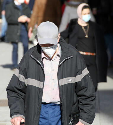 Maskenpflicht , People wear Safety Mask FFP2 in the City Center during the Hard Lockdown of the Covid 19 Coronavirus Pandemie in Frankfurt am Main , Hessen , Deutschland . February 05 , 2021.