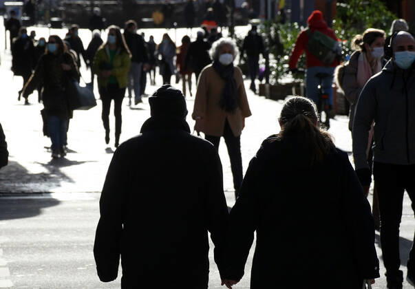 Maskenpflicht , Versammlung , People wear Safety Mask FFP2 in the City Center during the Hard Lockdown of the Covid 19 Coronavirus Pandemie in Frankfurt am Main , Hessen , Deutschland . February 05 , 2021.