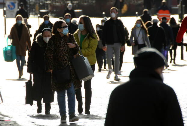 Maskenpflicht , Versammlung , People wear Safety Mask FFP2 in the City Center during the Hard Lockdown of the Covid 19 Coronavirus Pandemie in Frankfurt am Main , Hessen , Deutschland . February 05 , 2021.