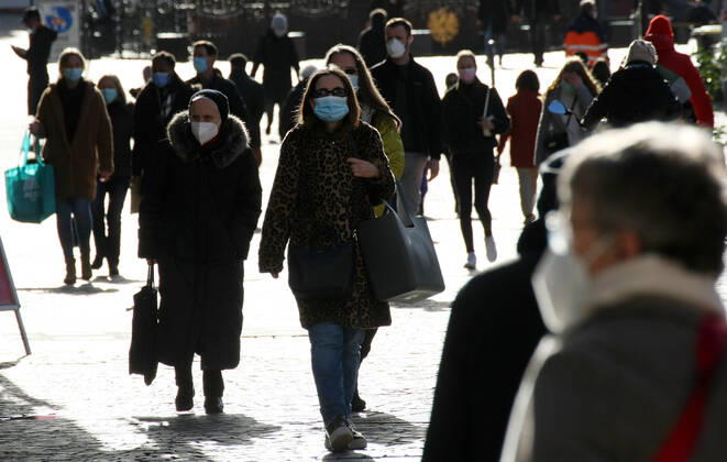 Maskenpflicht , Versammlung , People wear Safety Mask FFP2 in the City Center during the Hard Lockdown of the Covid 19 Coronavirus Pandemie in Frankfurt am Main , Hessen , Deutschland . February 05 , 2021.