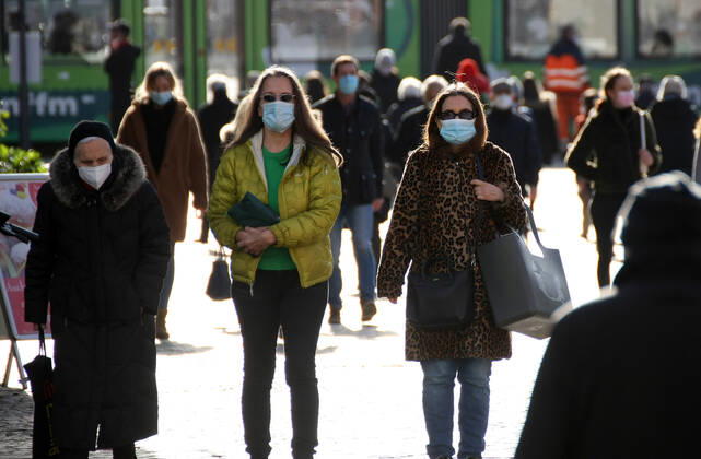 Maskenpflicht , Versammlung , People wear Safety Mask FFP2 in the City Center during the Hard Lockdown of the Covid 19 Coronavirus Pandemie in Frankfurt am Main , Hessen , Deutschland . February 05 , 2021.