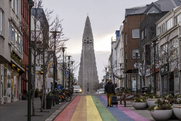 Nur wenige Menschen sind in der Innenstadt von Reykjavik, wie hier dem Skólavörðustígur, unterwegs. Skólavörðustígur