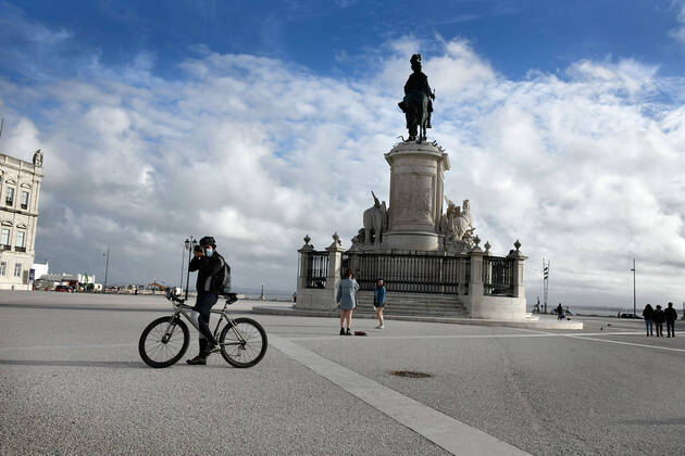 February 3, 2021, Lisbon, Portugal: A man wearing a face mask takes pictures from his bicycle in Praca de Comercio..Portugal has registered 13,740 deaths and 755,774 confirmed cases since the beginning of the pandemic according to the bulletin of the General Health Department Lisbon Portugal - ZUMAs197 20210203_zab_s197_035 Copyright: xJorgexCastellanosx