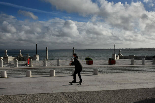 February 3, 2021, Lisbon, Portugal: A man wearing a face mask rides a skateboard near the boulevard of Cais de Sodrà on the banks of Tenjo river..Portugal has registered 13,740 deaths and 755,774 confirmed cases since the beginning of the pandemic according to the bulletin of the General Health Department Lisbon Portugal - ZUMAs197 20210203_zab_s197_041 Copyright: xJorgexCastellanosx
