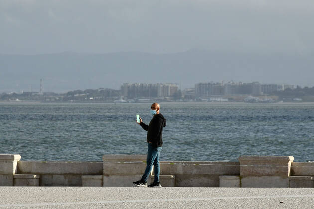 February 3, 2021, Lisbon, Portugal: A man wearing a face mask walks along the boulevard that crosses the Tenjo river bank in Cais de Sodrà ..Portugal has registered 13,740 deaths and 755,774 confirmed cases since the beginning of the pandemic according to the bulletin of the General Health Department Lisbon Portugal - ZUMAs197 20210203_zab_s197_042 Copyright: xJorgexCastellanosx
