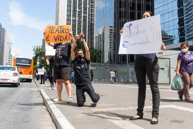 SÃO PAULO, SP - 05.02.2021: PROTESTO ATORES E PROFISSIONAIS DO TEATRO - Actors and theater professionals protest this Friday, February 5, at Avenida Paulista, against the measures to close cultural spaces during the pandemic. x2029110x  VincentxBosson