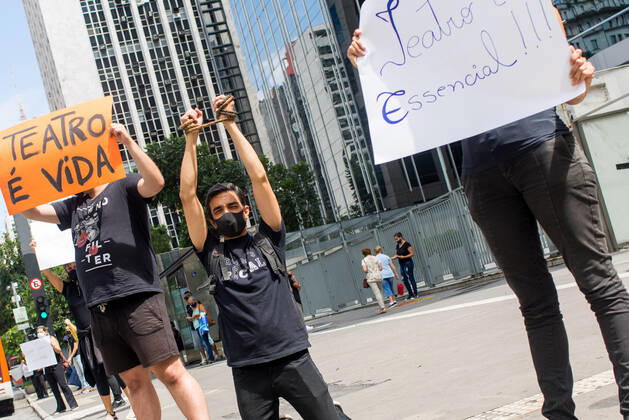 SÃO PAULO, SP - 05.02.2021: PROTESTO ATORES E PROFISSIONAIS DO TEATRO - Actors and theater professionals protest this Friday, February 5, at Avenida Paulista, against the measures to close cultural spaces during the pandemic. x2029111x  VincentxBosson