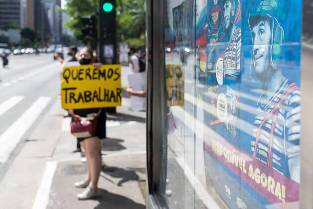 SÃO PAULO, SP - 05.02.2021: PROTESTO ATORES E PROFISSIONAIS DO TEATRO - Actors and theater professionals protest this Friday, February 5, at Avenida Paulista, against the measures to close cultural spaces during the pandemic. x2029113x  VincentxBosson