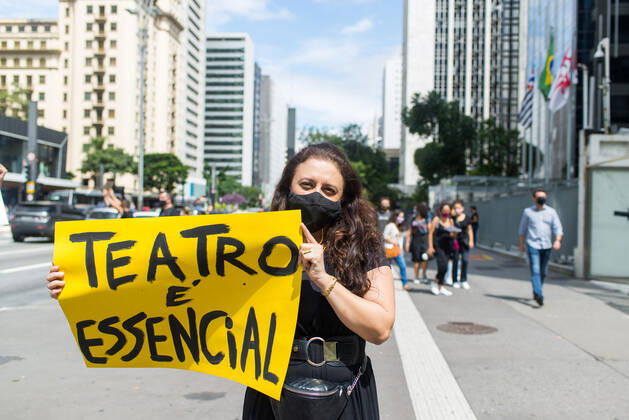 SÃO PAULO, SP - 05.02.2021: PROTESTO ATORES E PROFISSIONAIS DO TEATRO - Actors and theater professionals protest this Friday, February 5, at Avenida Paulista, against the measures to close cultural spaces during the pandemic. x2029115x  VincentxBosson