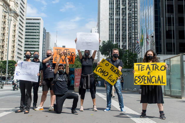 SÃO PAULO, SP - 05.02.2021: PROTESTO ATORES E PROFISSIONAIS DO TEATRO - Actors and theater professionals protest this Friday, February 5, at Avenida Paulista, against the measures to close cultural spaces during the pandemic. x2029116x  VincentxBosson