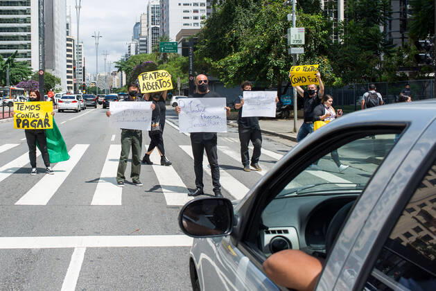 SÃO PAULO, SP - 05.02.2021: PROTESTO ATORES E PROFISSIONAIS DO TEATRO - Actors and theater professionals protest this Friday, February 5, at Avenida Paulista, against the measures to close cultural spaces during the pandemic. x2029117x  VincentxBosson