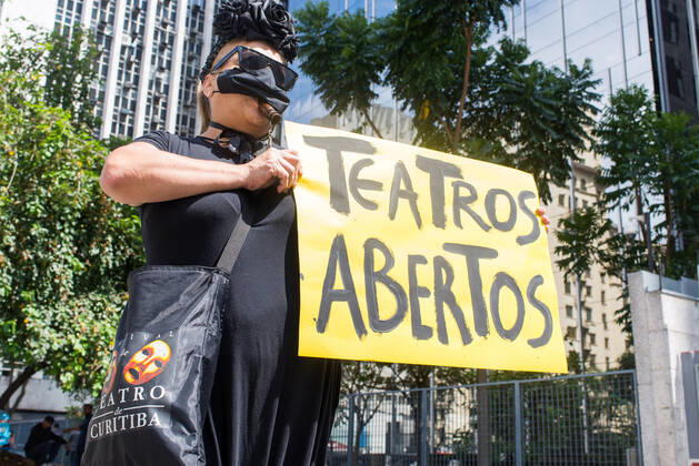 SÃO PAULO, SP - 05.02.2021: PROTESTO ATORES E PROFISSIONAIS DO TEATRO - Actors and theater professionals protest this Friday, February 5, at Avenida Paulista, against the measures to close cultural spaces during the pandemic. x2029118x  VincentxBosson