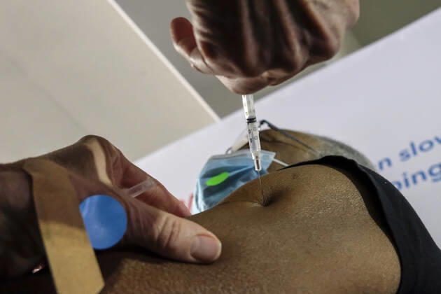February 5, 2021, Los Angeles, California, USA: A heathcare worker vaccinates a senior resident at a mass COVID-19 vaccination site at Cal Poly Pomona, Friday Feb. 5, 2021 in Pomona, California. Los Angeles USA - ZUMAc68_ 20210205_zaf_c68_007 Copyright: xRingoxChiux