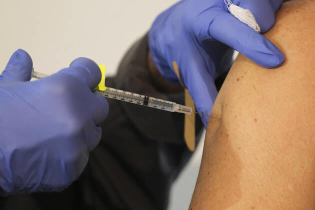 February 5, 2021, Los Angeles, California, USA: A heathcare worker vaccinates a senior resident at a mass COVID-19 vaccination site at Cal Poly Pomona, Friday Feb. 5, 2021 in Pomona, California. Los Angeles USA - ZUMAc68_ 20210205_zaf_c68_008 Copyright: xRingoxChiux
