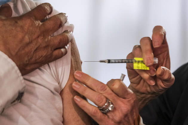 February 5, 2021, Los Angeles, California, USA: A heathcare worker vaccinates a senior resident at a mass COVID-19 vaccination site at Cal Poly Pomona, Friday Feb. 5, 2021 in Pomona, California. Los Angeles USA - ZUMAc68_ 20210205_zaf_c68_009 Copyright: xRingoxChiux