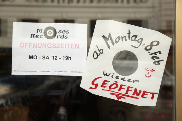 Österreich vor Corona - Lockdown - Lockerung Entschärfung ab 08.02.2021 Wien, 8.2.2021 Impressionen Corona-Pandemie, Corona, Corona-Virus, CoV 2, Covid 19, Sars, Virus, Virusinfektion, Pandemie, CoronakriseKrise, Viruserkrankung, Coronavirus, SARS-CoV-2 Wirtschaftskrise, Wirtschaft, Handel, geschlossen, geschlossenes Geschäft, Vintage Vinyl Moses Records, ab Montag wieder geöffnet Wien Austria