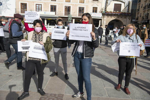 A group of people from the hospitality sector rally with banners in the Plaza Mayor Ciudad Real, in Ciudad Real, Castilla-La Mancha, (Spain), February 5, 2021. With the slogan, Let s save the hotel and catering industry , hoteliers have rallied to demand a change in the measures imposed on the sector by the Covid-19 health crisis. This comes a day after the meeting of the president of the Popular Party of Castilla-La Mancha with the president of the Community of Madrid who has claimed the head of the regional executive, the immediate opening of the hospitality industry in Castilla-La Mancha, with a model similar to that of the Community of Madrid . According to him, it is important to bet for the use of the mask, the respect of the socia Copyright: xEusebioxGarciaxdelxCastillox 3549325