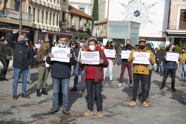 A group of people from the hospitality sector rally with banners in the Plaza Mayor Ciudad Real, in Ciudad Real, Castilla-La Mancha, (Spain), February 5, 2021. With the slogan, Let s save the hotel and catering industry , hoteliers have rallied to demand a change in the measures imposed on the sector by the Covid-19 health crisis. This comes a day after the meeting of the president of the Popular Party of Castilla-La Mancha with the president of the Community of Madrid who has claimed the head of the regional executive, the immediate opening of the hospitality industry in Castilla-La Mancha, with a model similar to that of the Community of Madrid . According to him, it is important to bet for the use of the mask, the respect of the socia Copyright: xEusebioxGarciaxdelxCastillox 3549326
