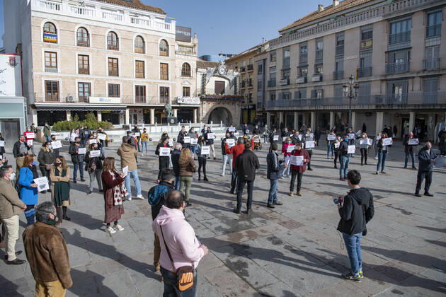 A group of people from the hospitality sector rally with banners in the Plaza Mayor Ciudad Real, in Ciudad Real, Castilla-La Mancha, (Spain), February 5, 2021. With the slogan, Let s save the hotel and catering industry , hoteliers have rallied to demand a change in the measures imposed on the sector by the Covid-19 health crisis. This comes a day after the meeting of the president of the Popular Party of Castilla-La Mancha with the president of the Community of Madrid who has claimed the head of the regional executive, the immediate opening of the hospitality industry in Castilla-La Mancha, with a model similar to that of the Community of Madrid . According to him, it is important to bet for the use of the mask, the respect of the socia Copyright: xEusebioxGarciaxdelxCastillox 3549327