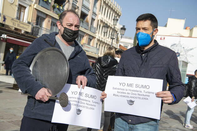 Two people from the hospitality sector rally with banners and kitchen utensils in the Plaza Mayor Ciudad Real, in Ciudad Real, Castilla-La Mancha, (Spain), February 5, 2021. With the slogan, Let s save the hotel and catering industry , hoteliers have rallied to demand a change in the measures imposed on the sector by the Covid-19 health crisis. This comes a day after the meeting of the president of the Popular Party of Castilla-La Mancha with the president of the Community of Madrid who has claimed the head of the regional executive, the immediate opening of the hospitality industry in Castilla-La Mancha, with a model similar to that of the Community of Madrid . According to him, it is important to bet for the use of the mask, the respec Copyright: xEusebioxGarciaxdelxCastillox 3549348
